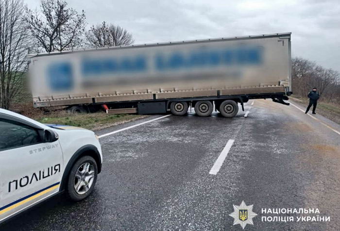 Из-за гололеда на трассе Одесса-Рени грузовик съехал с дороги