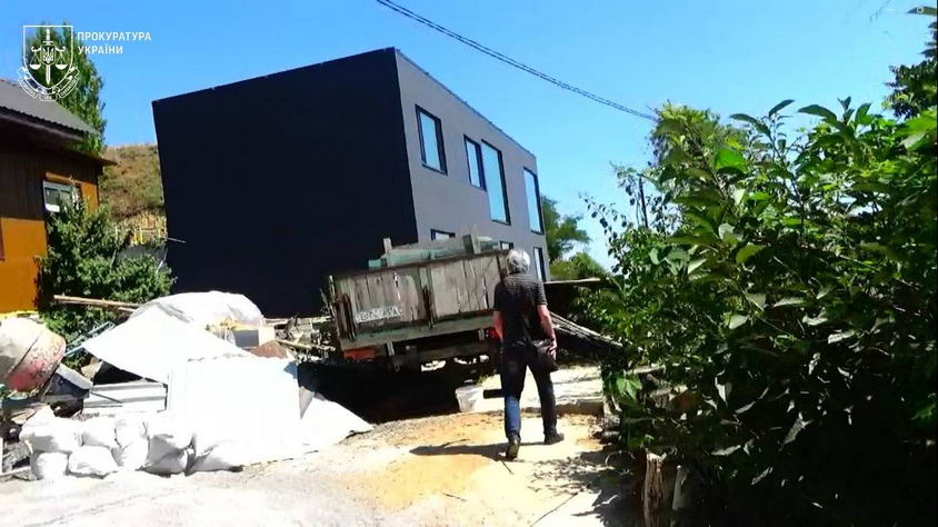В Одессе мужчина самовольно построил двухэтажный дом у моря