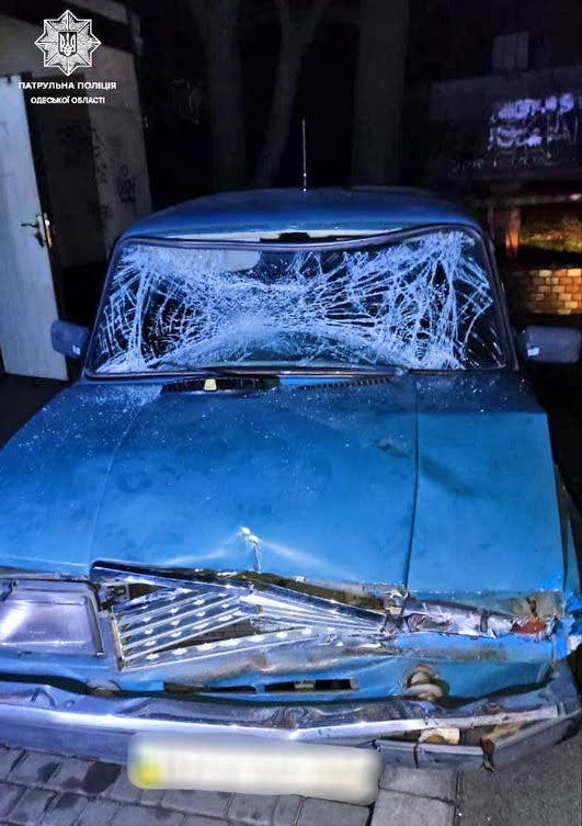 В Одессе трое парней ради развлечения разбили припаркованный автомобиль