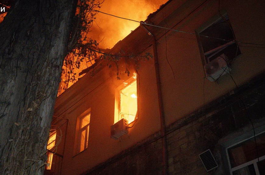 Российский дрон попал в двухэтажный дом в Одессе – сгорели квартиры