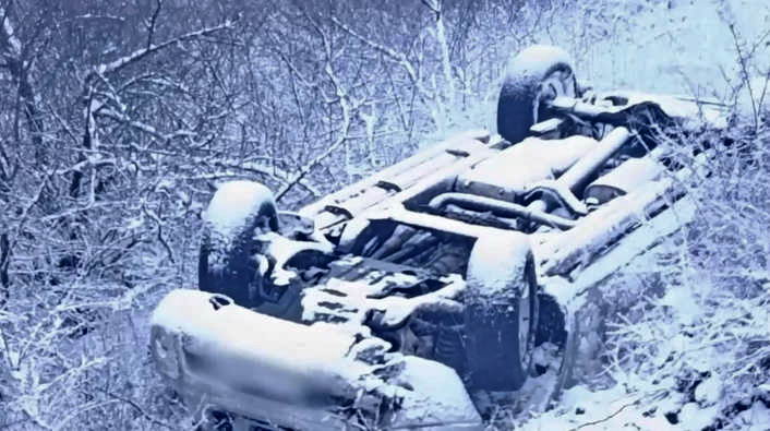 Из-за гололеда на юге Одесщины перевернулся автомобиль