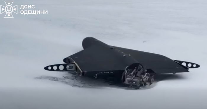 На льду Днестровского лимана рыбаки обнаружили неразорвавшийся «шахед»