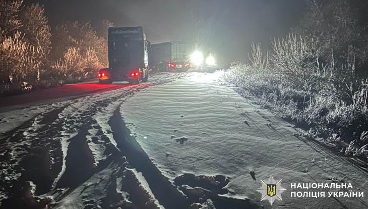 На севере Одесчины автомобили попали в снежную ловушку