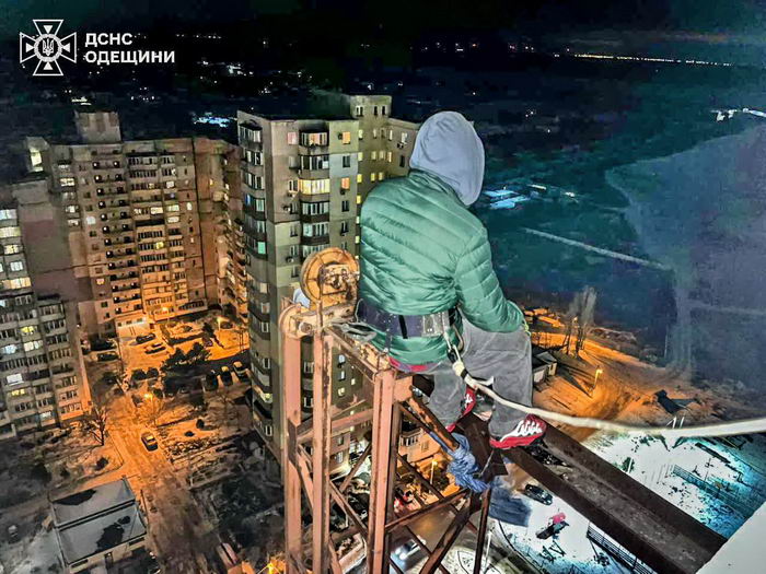 В Черноморске спасли мужчину, который хотел прыгнуть с 24 этажа