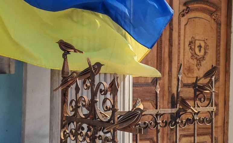 В Одессе появились новые арт-объекты – металлические птицы немецкого художника Гидо Хайсига