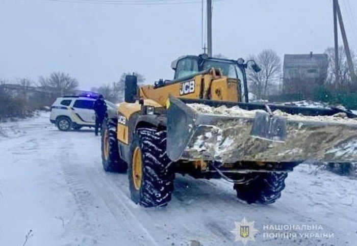 В Одесской области трактор, посыпавший песком дорогу, переехал насмерть мужчину