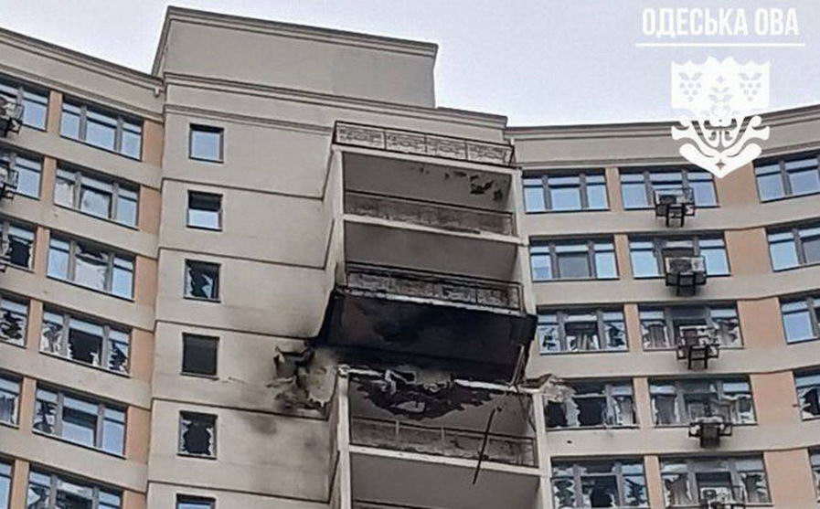 Последствия ночной атаки по Одессе: дрон влетел в высотку, поврежден энергообъект, уничтожено СТО