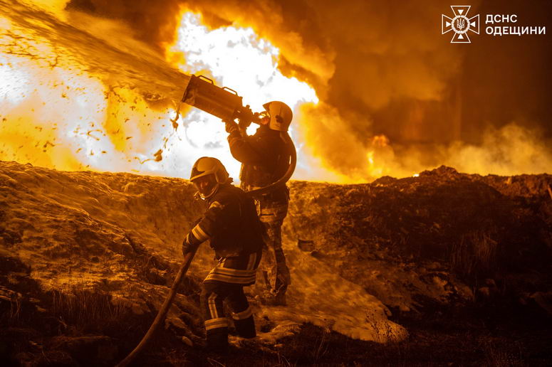 В Одессе рашисты атаковали железнодорожную цистерну с топливом