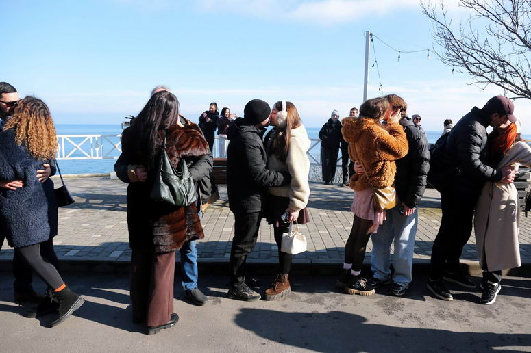 В Одессе состоялся флешмоб – 29 пар одновременно целовались на морской набережной