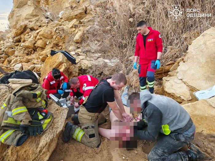 В Пивденному два человека упали со скала над морем — один погиб