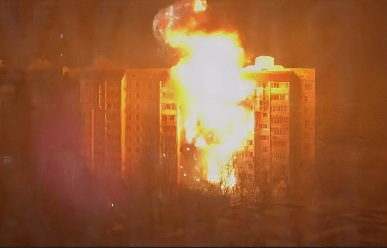 Россия обстреляла в Одессе роддом и жилые дома — два человека погибли (фото)