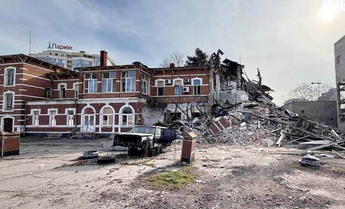 На Французском бульваре владельцы начали незаконно сносить памятник архитектуры