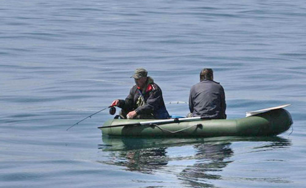 В Черном море ищут двух рыбаков на резиновой лодке