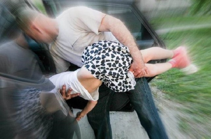 В Одесской области молодой человек затащил 16-летнюю девушку в авто и затем изнасиловал