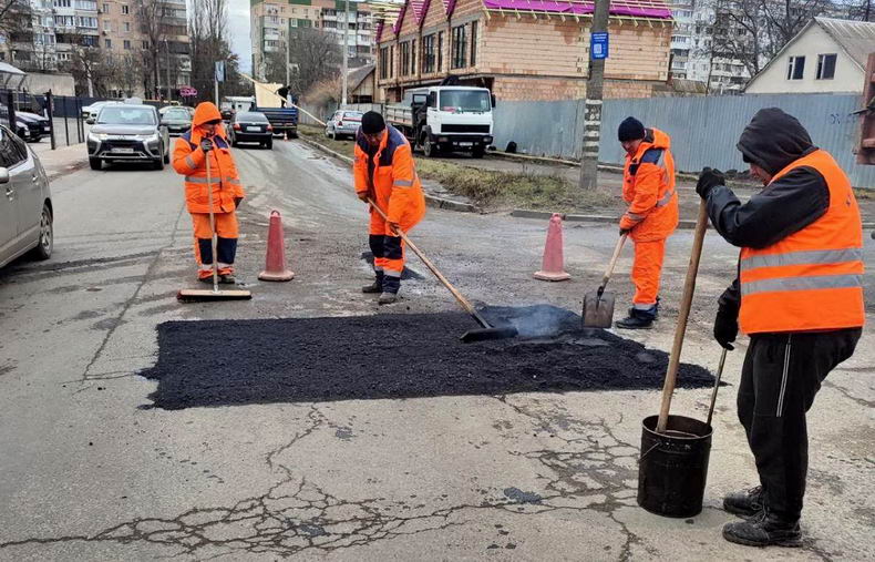 В Одессе с весной приступили к ремонту дорог (фото)