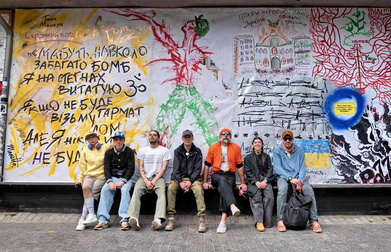 На Дерибасовской художники создали новую экспозицию для выставки «Воля не смерть»