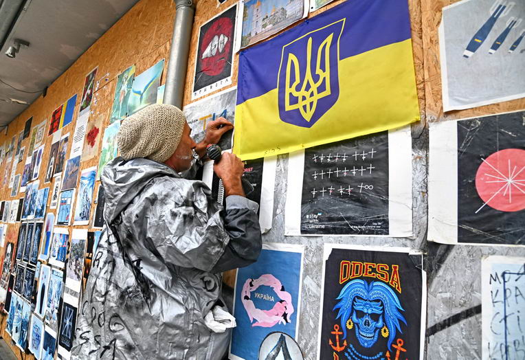 На Дерибасовской восстанавливают галерею под открытым небом «Воля не смерть»