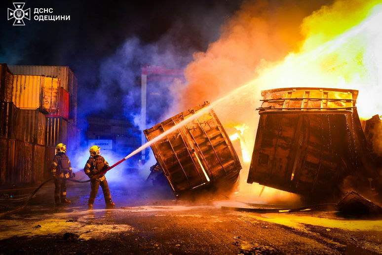 Россия атаковала Черноморск: горели контейнеры в порту с товарами и жилые дома