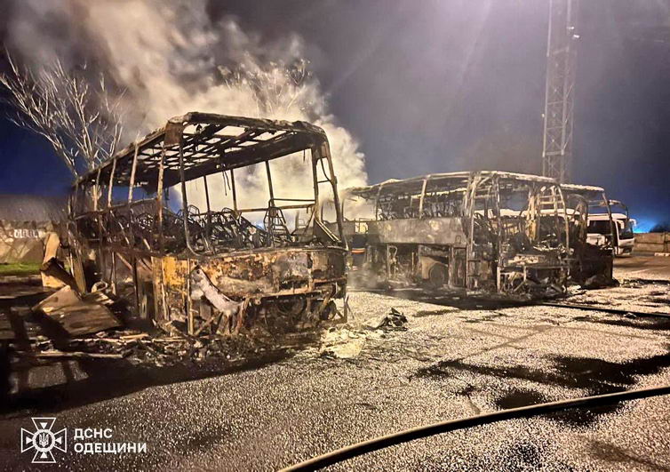 Россия атаковала под Одессой склады с зерном и стоянку автотранспорта