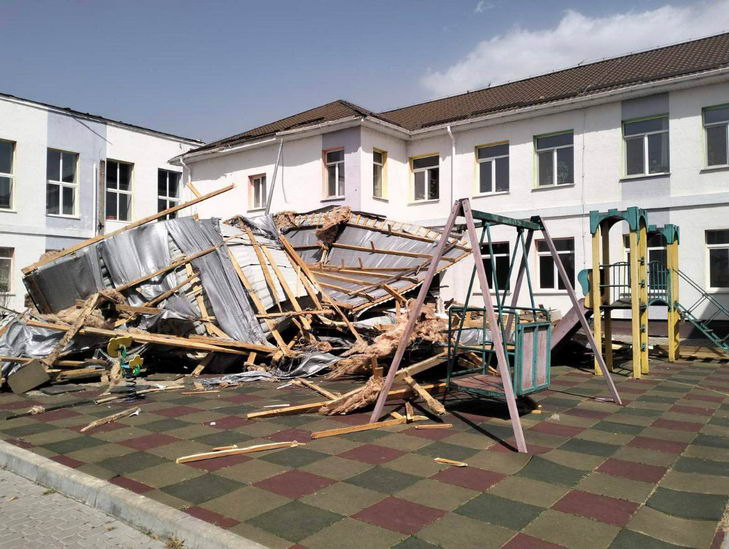 В Одесской области ветер сорвал крышу лицея, который построили 8 лет назад