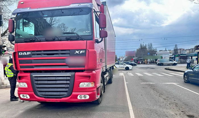 В Пересыпском районе Одессы женщина погибла под колесами грузовика