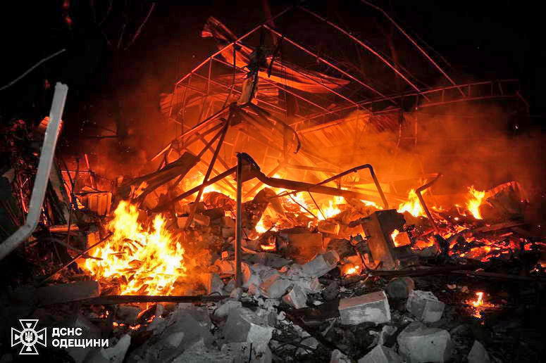 Россия ночью нанесла удары по порту Черноморска и жилым кварталам