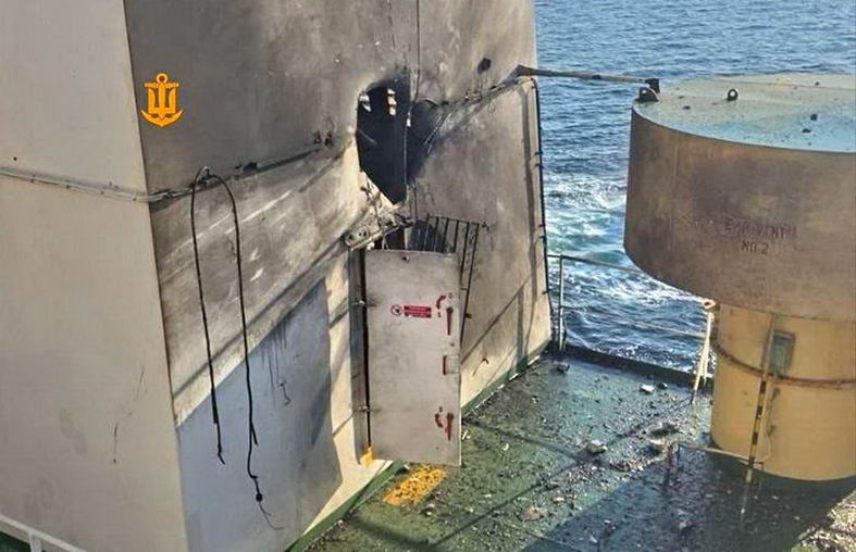 Россия атаковала гражданское судно возле порта Черноморск – произошел пожар