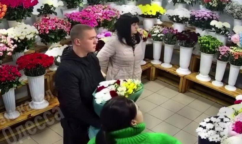 В одесском цветочном магазине юноша дерзко украл букет цветов