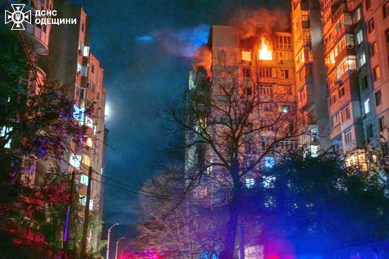 В Одессе российские дроны попали в многоэтажные дома – произошел пожар