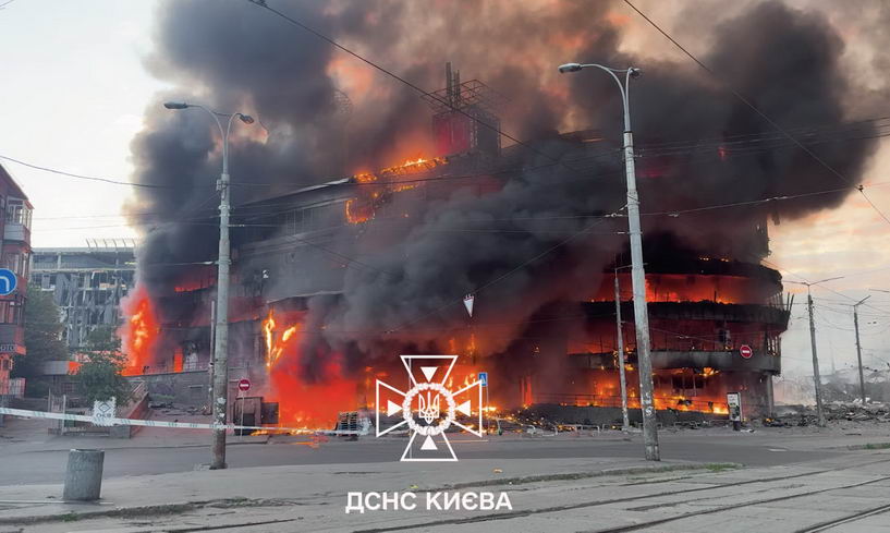 Ужасная ночь разрушений в Киеве: россия атаковала жилые дома, торговый центр и инфраструктуру