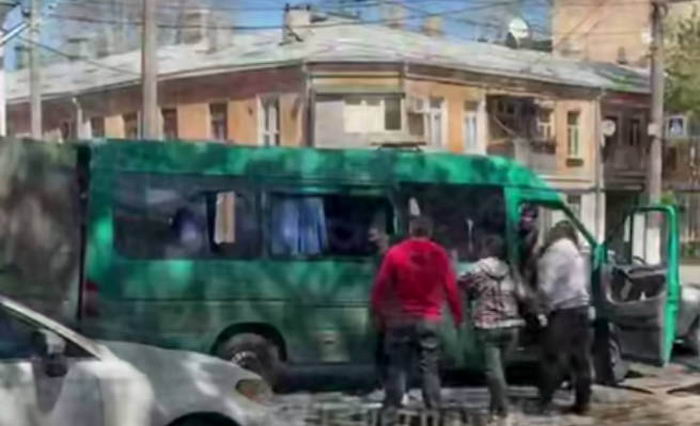 В центре Одессы напали на бусик ТЦК — трое мобилизованных сбежали