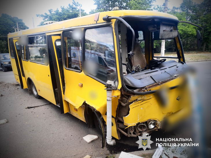 В Одессе маршрутка врезалась во внедорожник — пострадали три пассажира