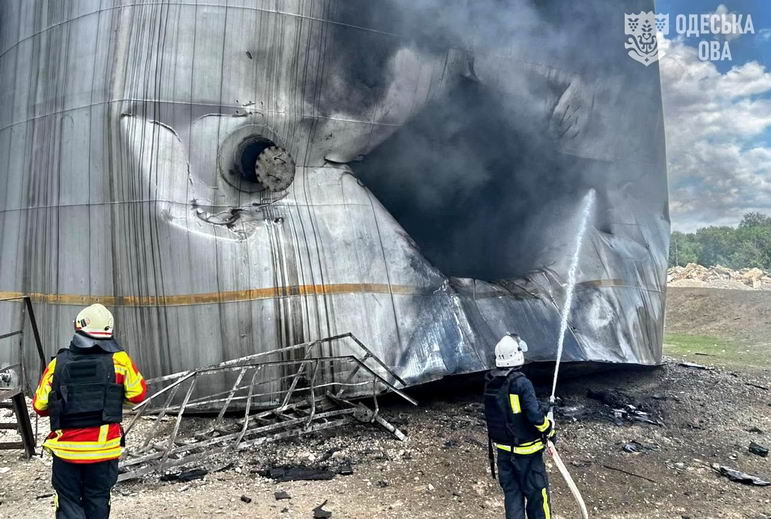 Российские дроны атаковали в Одесской области нефтебазу и АЗС