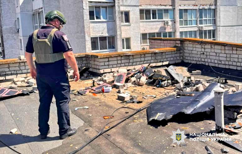 Российский дрон попал в многоэтажку в Черноморске и чудом не разорвался