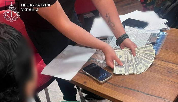 В одесском ресторане задержали на взятке в 11 тыс. долларов работницу ТЦК