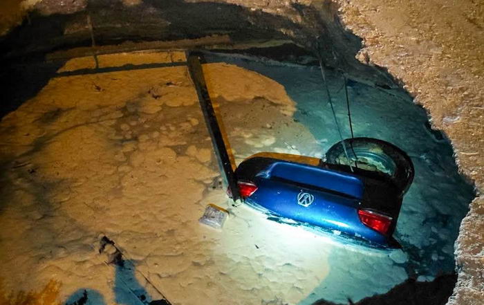 В Одессе автомобиль провалился под землю в большую яму с водой