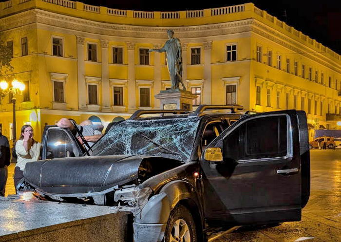 На Приморском бульваре пикап врезался в Потемкинскую лестницу