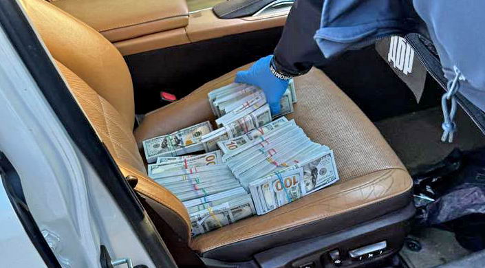 В Одессе в машине везли наличными 315 тыс. долларов взятки
